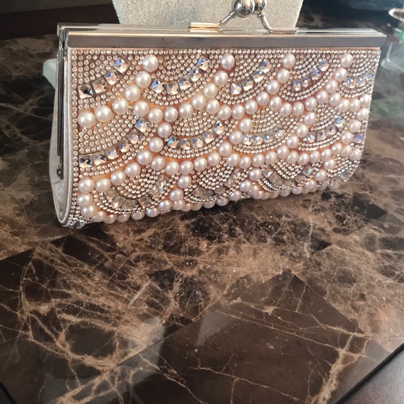 🆕 Gorgeous Rhinestone and Pearl evening clutch. - Picture 3 of 11